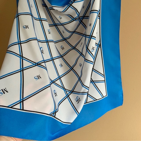 🛍🛍️ Vintage monogram scarf made in Italy - Picture 2 of 7